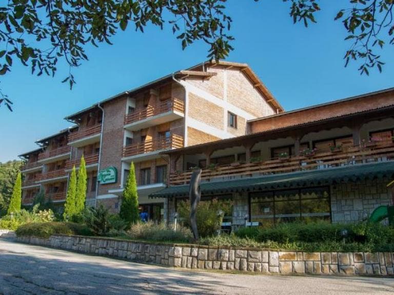 Учебен център Момина крепост poster