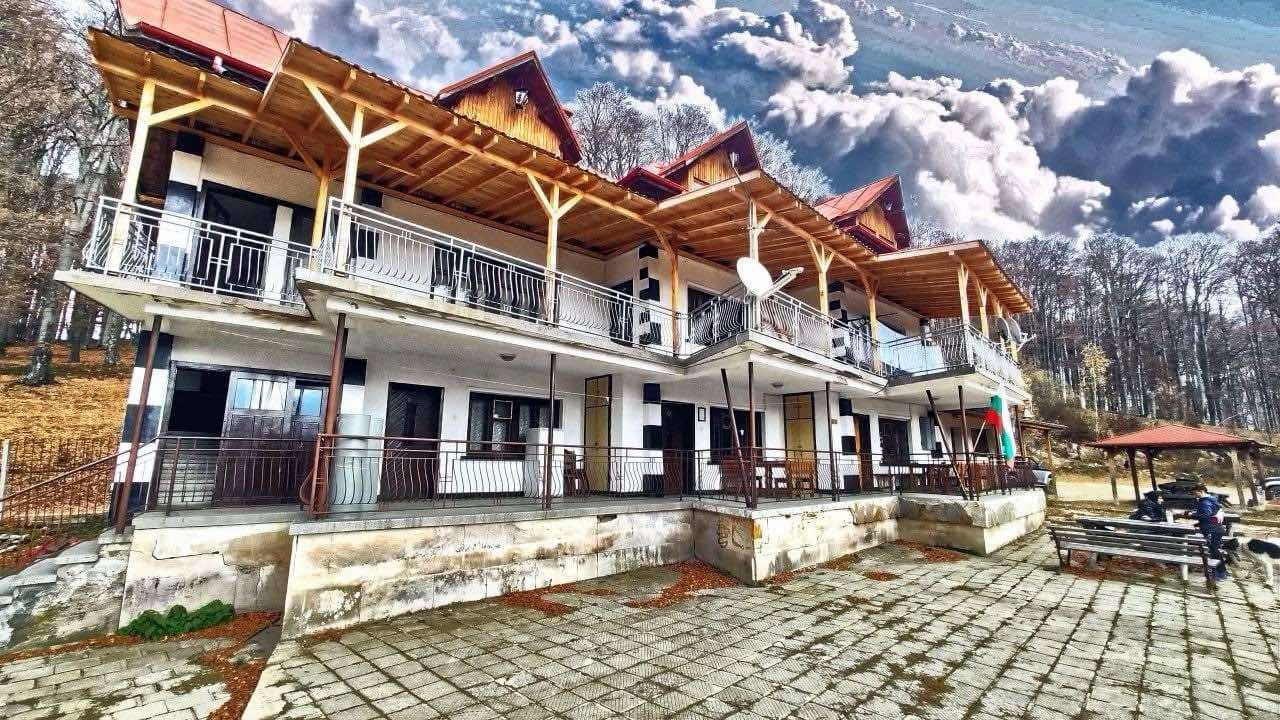 хижа Средногорец poster