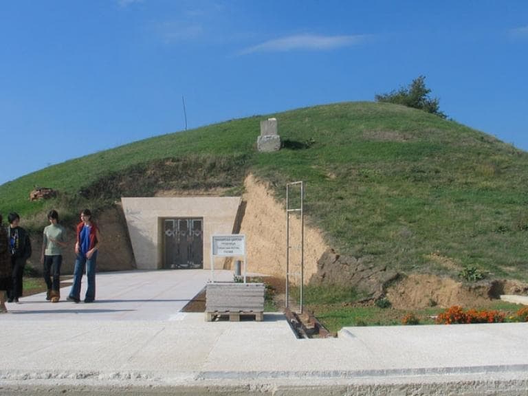 Историко-архитектурен резерват „Сборяново“ - Тракийска царска гробница poster